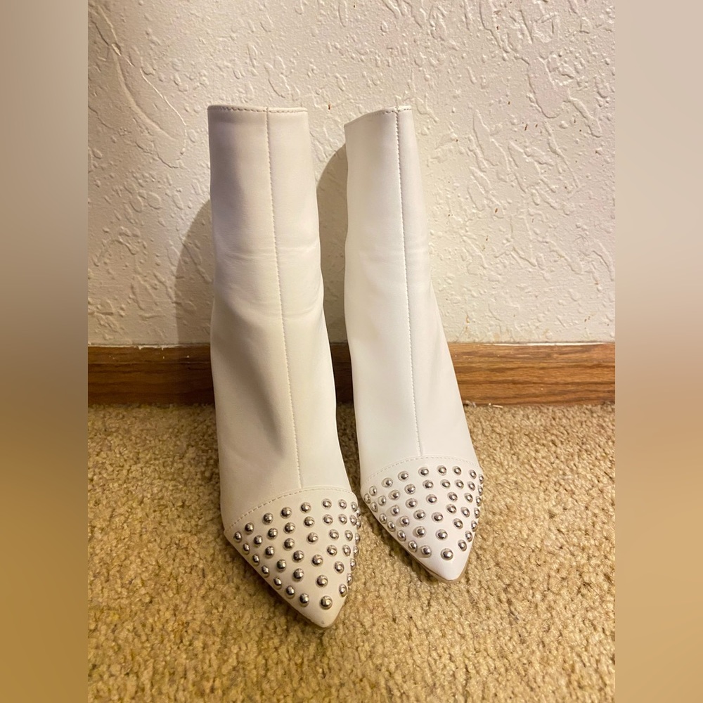 White high boot heel, with gems